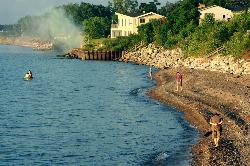 Sand and wave-cut shoreline along the Lake Michigan frontage at New Buffalo courtesy of Kevin Dooley&nearr; (CC BY 2.0&nearr;)