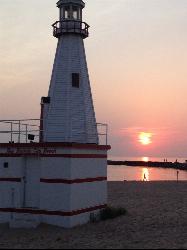 Sunset over Lake Michigan from the New Buffalo beach courtesy of BigBear_in_IN&nearr; (CC BY-SA 3.0&nearr;)