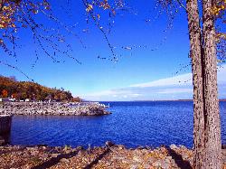 Lake Champlain looking north from the Port Henry waterfront in autumn courtesy of Ascrodin&nearr; (CC0&nearr;)
