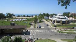 Looking down from the bluff across the Silver Beach Center and splash pad to the beach and Lake Mich courtesy of Chris Light&nearr; (CC BY-SA 4.0&nearr;)