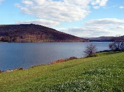Autumn color across Quaker Lake seen from the mown lawn above the shoreline courtesy of seabamirum&nearr; (CC BY 2.0&nearr;)