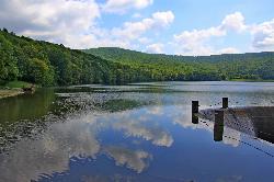 Quaker Lake seen from the dam at the north end, with the carry down launch on the left bank courtesy of diego_cue&nearr; (CC BY-SA 3.0&nearr;)