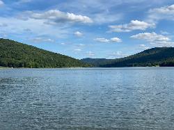 Quaker Lake looking down its length with the swim beach on the left shore courtesy of daveynin&nearr; (CC BY 2.0&nearr;)