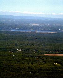 The view east over the Hudson Valley from the Catskill Mountain House site above the lake. courtesy of Mwanner at en.wikipedia&nearr; (CC BY-SA 3.0&nearr;)
