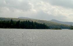 Open water on North-South Lake looking toward the surrounding ridges. courtesy of Mwanner at en.wikipedia&nearr; (CC BY-SA 3.0&nearr;)