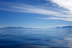 Calm water and the Sierra skyline from the shore just east of the beach courtesy of BitBoy&nearr; (CC BY 2.0&nearr;)