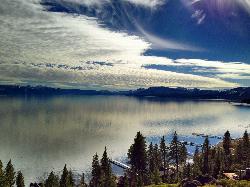 An aerial view along the north shore with docks lining the beaches courtesy of http://tahoesignatureproperties.com/&nearr; (CC BY-SA 4.0&nearr;)