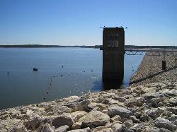 Intake tower and buoy line at Enid Dam on the Yocona River courtesy of Thomas R Machnitzki (thomas@machnitzki.com)&nearr; (CC BY 3.0&nearr;)