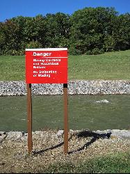 Corps warning sign against swimming or wading in the Enid Dam outlet channel courtesy of Thomas R Machnitzki (thomas@machnitzki.com)&nearr; (CC BY 3.0&nearr;)
