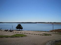 Paved day use parking above the waterline at Enid Lake courtesy of Thomas R Machnitzki (thomas@machnitzki.com)&nearr; (CC BY 3.0&nearr;)