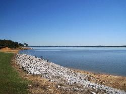 Rocked shoreline and open water on Enid Lake courtesy of Thomas R Machnitzki (thomas@machnitzki.com)&nearr; (CC BY 3.0&nearr;)