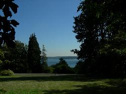 Looking out across Lake Washington from the hillside above Colman Park. courtesy of Joe Mabel&nearr; (CC BY-SA 3.0&nearr;)