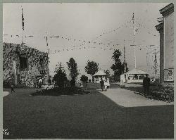 The Madison Park amusement center around 1907, a few years before it was renamed White City Park courtesy of Webster & Stevens&nearr; (Public domain&nearr;)