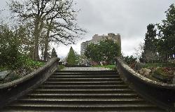 Concrete steps drop into the lake at the north end of the beach and double as seating courtesy of Joe Mabel&nearr; (CC BY-SA 4.0&nearr;)