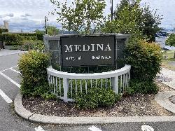 The city sign at 501 Evergreen Point Road, directing arrivals to Medina City Hall and to the beach p courtesy of Steven Pavlov&nearr; (CC BY-SA 4.0&nearr;)