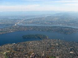 Bailey Peninsula from the air, with Andrews Bay along its west side and Mercer Island beyond courtesy of Dcoetzee&nearr; (Public domain&nearr;)