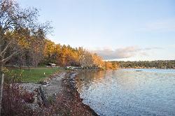 The south shoreline of the Bailey Peninsula along the paved loop courtesy of Joe Mabel&nearr; (CC BY-SA 4.0&nearr;)