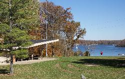 Open lawn and a picnic shelter above the lake, with sailboats out on the water in autumn. courtesy of R S Tsuchiya&nearr; (CC BY-SA 3.0&nearr;)