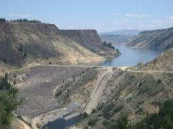 Anderson Ranch Dam and the reservoir behind it, August 2009 courtesy of Riverwild&nearr; (CC BY-SA 3.0&nearr;)