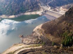 Elk Creek arm near Anderson Ranch Dam after the 2013 Elk Complex Fire courtesy of U.S. Forest Service&nearr; (Public domain&nearr;)