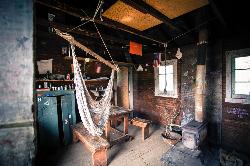 The back room of Pioneer Cabin courtesy of Brian J Kelly&nearr; (CC BY 2.0&nearr;)