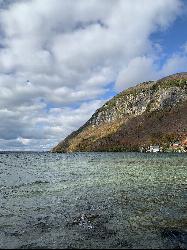 Clear, shallow water at the south end of the lake below the cliffs of Mount Pisgah courtesy of J. Passepartout&nearr; (CC BY-SA 4.0&nearr;)