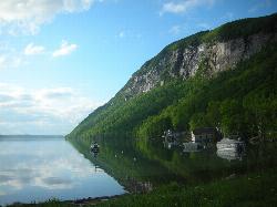 Mount Pisgah reflected in calm water at the south end of Lake Willoughby courtesy of Lostdrewid&nearr; (CC BY-SA 3.0&nearr;)