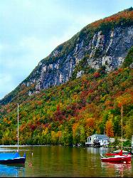 Sailboats moored below the cliffs of Mount Pisgah on the eastern shore courtesy of From the nek&nearr; (CC BY-SA 3.0&nearr;)