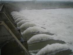Record 2011 flood release at Gavins Point Dam, the flood that backed the river into Lake Yankton courtesy of USACEpublicaffairs&nearr; (Public domain&nearr;)
