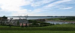 Gavins Point Dam and the Missouri River just upstream of the training dike courtesy of Jake DeGroot&nearr; (CC BY-SA 3.0&nearr;)