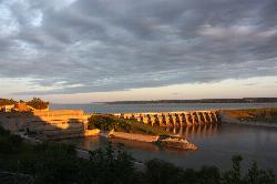 Sunrise at Gavins Point Dam above Lake Yankton courtesy of U.S. Army Corps of Engineers&nearr; (Public domain&nearr;)