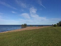 Looking northeast across the beach and Lake Ontario courtesy of Andre Carrotflower&nearr; (CC BY-SA 4.0&nearr;)