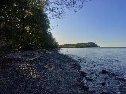 Looking west along the beach toward the western end of the park courtesy of Andre Carrotflower&nearr; (CC BY-SA 4.0&nearr;)