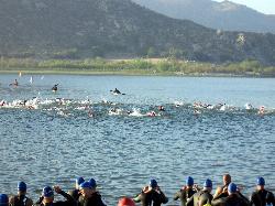 Big Rock Triathlon swimmers at Lake Perris, April 2009 courtesy of Balikiman&nearr; (CC BY-SA 3.0&nearr;)