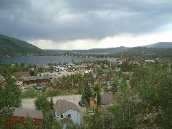 The town of Grand Lake and the lake, looking south courtesy of Pimlico27&nearr; (CC BY-SA 4.0&nearr;)