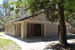 Restroom and changing building at the park's north entrance courtesy of Michael Rivera&nearr; (CC BY-SA 4.0&nearr;)