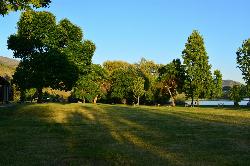 The day use lawn runs down to the water's edge. courtesy of Joe Mabel&nearr; (CC BY-SA 4.0&nearr;)
