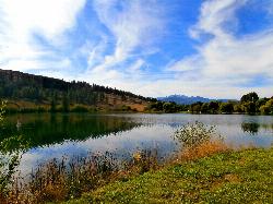 Dry hills rise straight off the far shore of Pearrygin Lake. courtesy of Jennifer C.&nearr; (CC BY 2.0&nearr;)