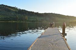 A pier runs out over the lake inside the state park. courtesy of Joe Mabel&nearr; (CC BY-SA 4.0&nearr;)