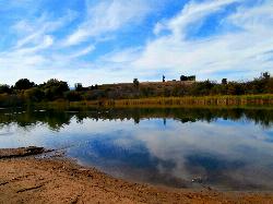 The shallow sand shelf along the lake edge. courtesy of Jennifer C.&nearr; (CC BY 2.0&nearr;)