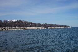 The beach seen from Government Pier, the wall that reflects waves back across the swimming area. courtesy of Michael Barera&nearr; (CC BY-SA 4.0&nearr;)