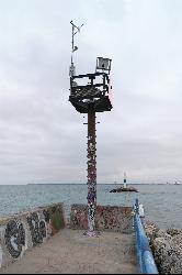 The light tower at the end of the McKinley Park Government Pier. courtesy of Chris Rycroft from Madison, Wisconsin, United States&nearr; (CC BY 2.0&nearr;)