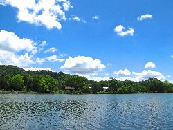 Houses crowding the Fort Loudoun Lake shoreline west of Knoxville. courtesy of Brian Stansberry&nearr; (CC BY 4.0&nearr;)