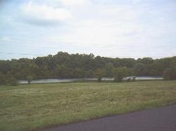 Fort Loudoun Lake, the Tennessee River impoundment above Lenoir City. added by freearenas (Public domain&nearr;)