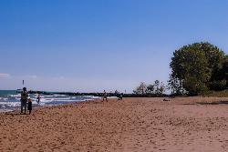 Wide sand beach and Lake Michigan surf at Gillson Park. courtesy of Anovieten&nearr; (CC BY-SA 4.0&nearr;)
