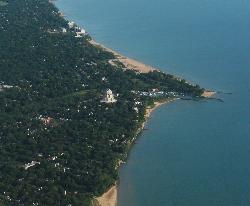 Gillson Park and its beaches from the air, with Wilmette Harbor to the south. courtesy of formulanone&nearr; (CC BY-SA 2.0&nearr;)