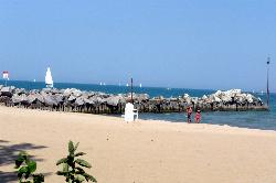 Sand beach, lifeguard chair and rock breakwall in Gillson Park. courtesy of Bohao Zhao&nearr; (CC BY 3.0&nearr;)