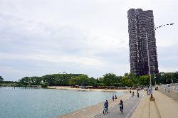 Ohio Street Beach and its sheltered bay seen from the Lakefront Trail, with Lake Point Tower at righ courtesy of Matt Kieffer from London, United Kingdom&nearr; (CC BY-SA 2.0&nearr;)