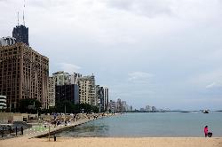 The seawall running north from Ohio Street Beach, the route distance swimmers follow toward the Oak  courtesy of Matt Kieffer from London, United Kingdom&nearr; (CC BY-SA 2.0&nearr;)