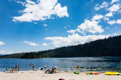 Swimmers and kayakers on the sand at the head of Emerald Bay, looking out toward Fannette Island. courtesy of m01229&nearr; (CC BY-SA 2.0&nearr;)